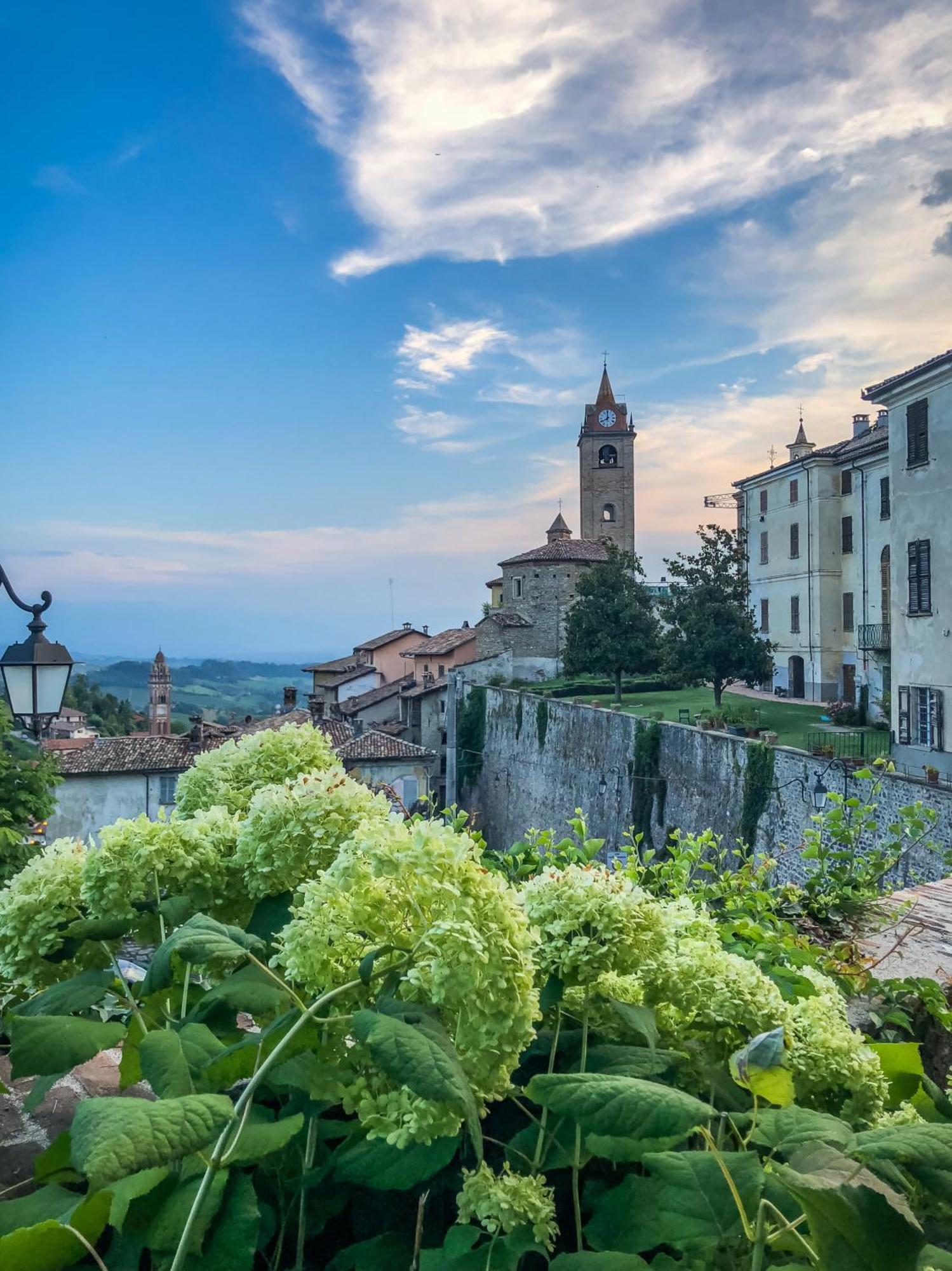 Hotel Villa Beccaris Monforte dʼAlba Extérieur photo